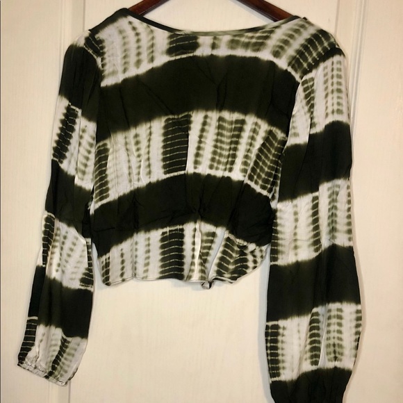 Line & Dot-Revolve - Shibori Reversible Twist Top - Picture 9 of 16